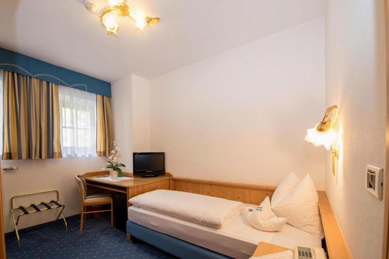 Single Room with Mountain View image 4
