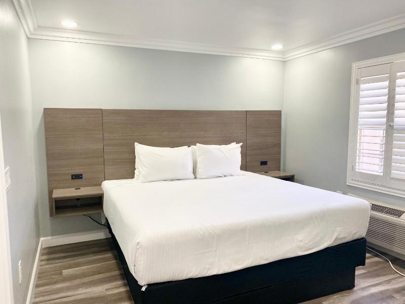 Cottage Queen with Double Bed image 4