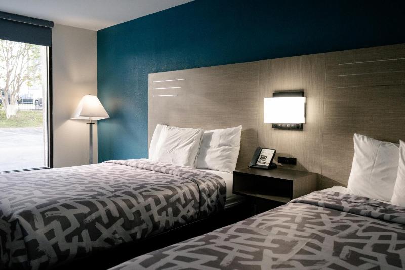 Queen Room with Two Queen Beds - Non-Smoking image 2