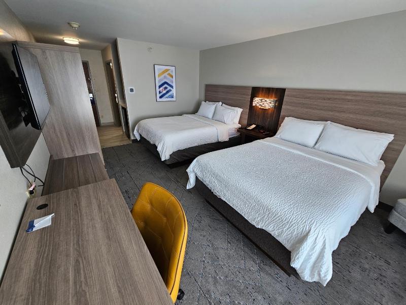 Standard Queen Room with Two Queen Beds and Mobility Accessible Tub image 3