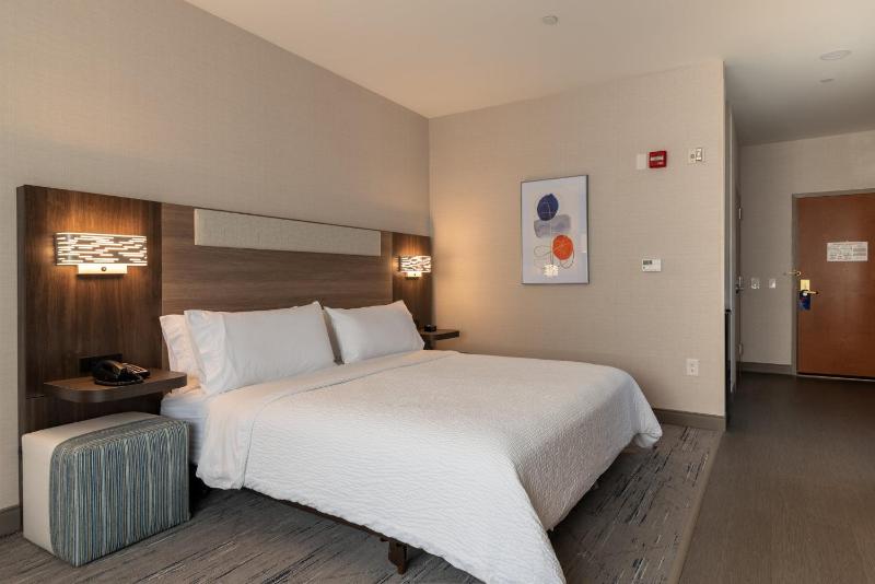 Standard King Room image 3
