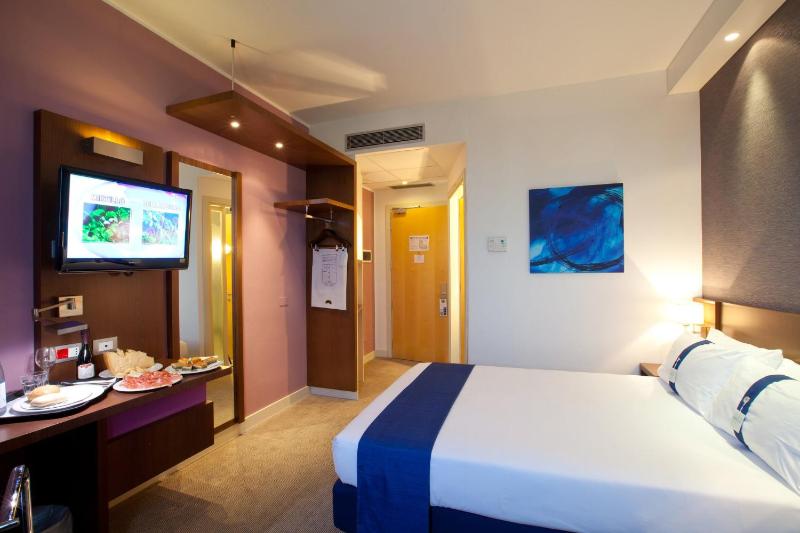 Standard Double Room - Mobility Access image 4