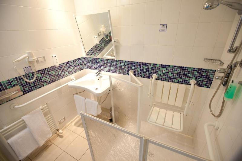 Standard Double Room - Mobility Access image 3