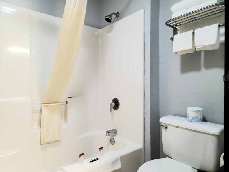 Standard King Room image 3