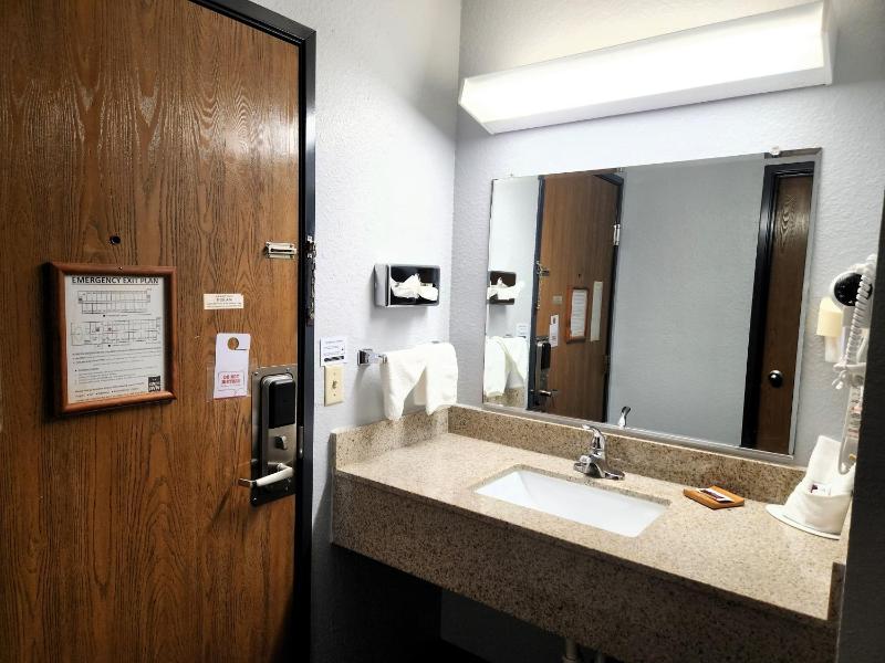 Standard King Room image 2