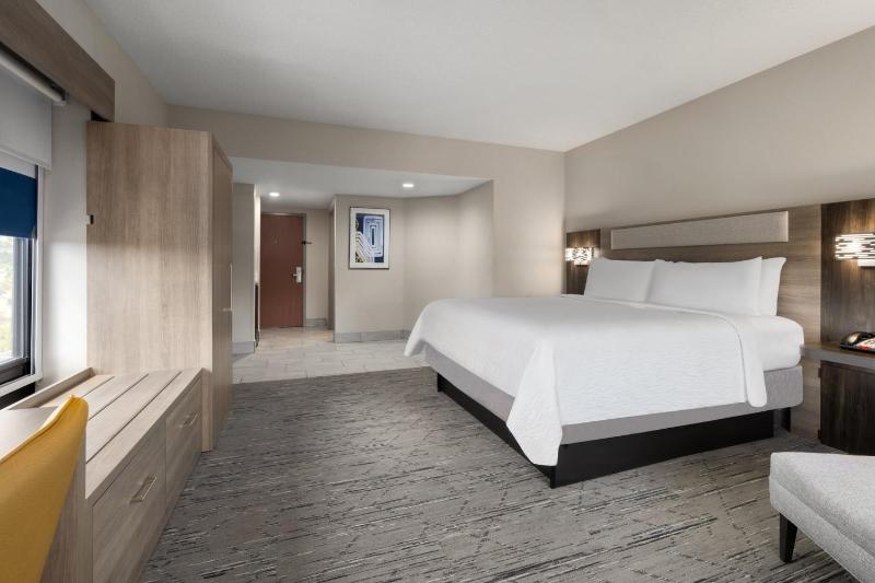 Standard King Room with Extra Floor Space image 2