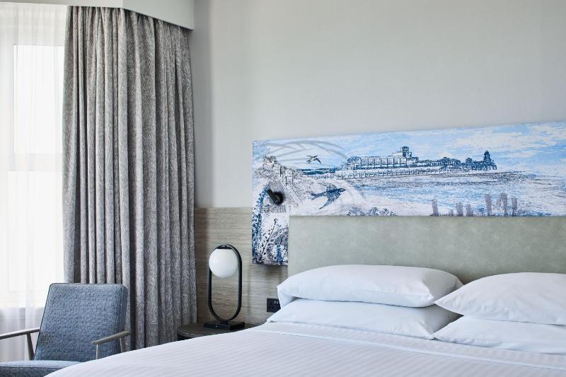 One-Bedroom King Suite with Sofa Bed and Sea View image 3