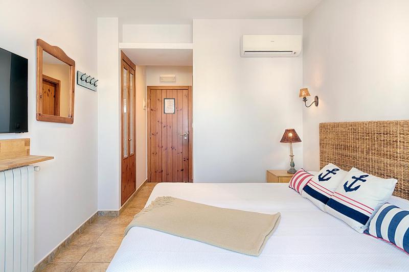 Double or Twin Room with Side Sea View image 2