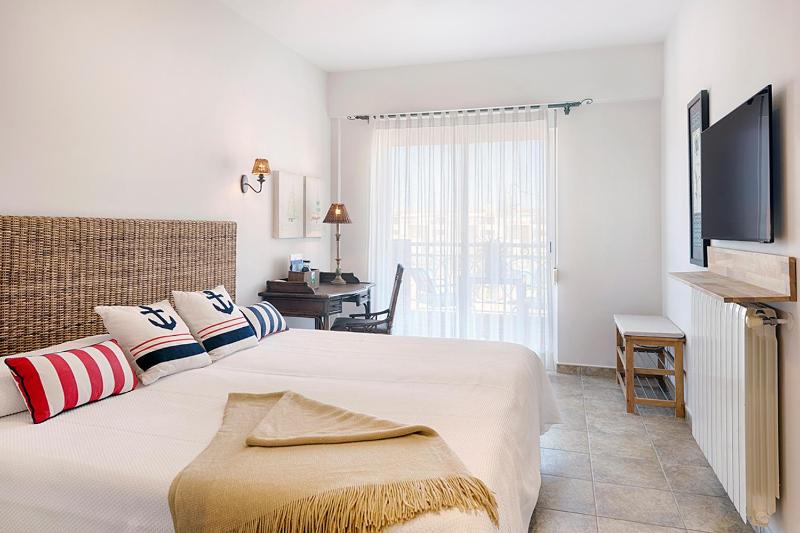 Double or Twin Room with Side Sea View image 3