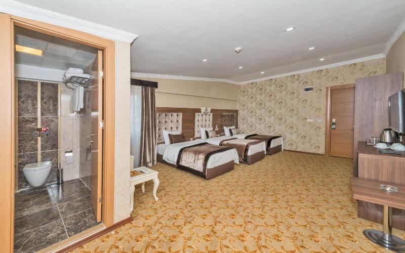 Quadruple Room image 4