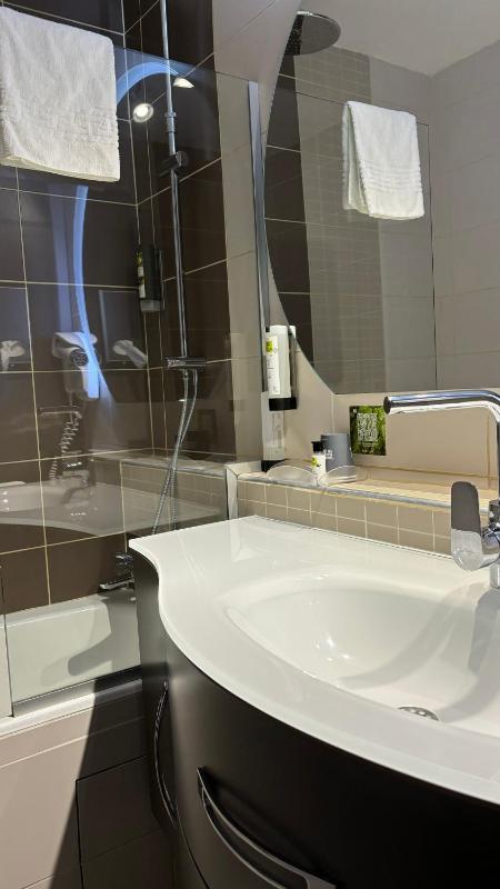 Twin Room with Bathroom image 4