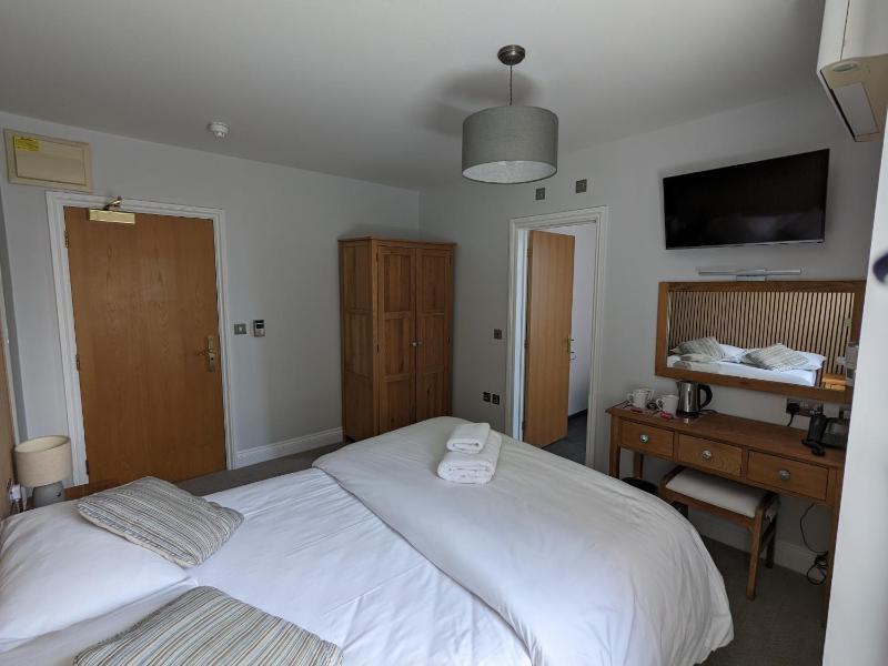 Standard Double Room image 3