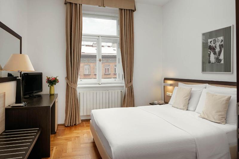 Double or Twin Room image 4