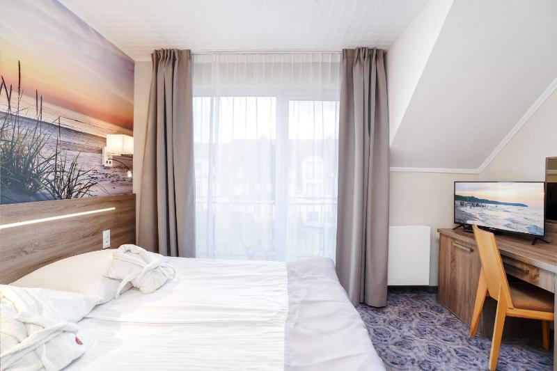 Double or Twin Room with Balcony image 3