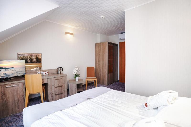 Double or Twin Room with Balcony image 4