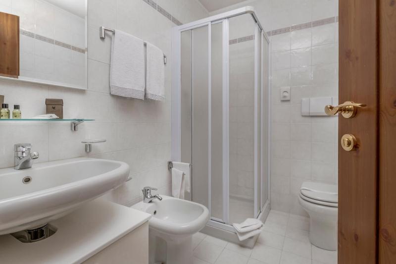 Classic Double Room image 2