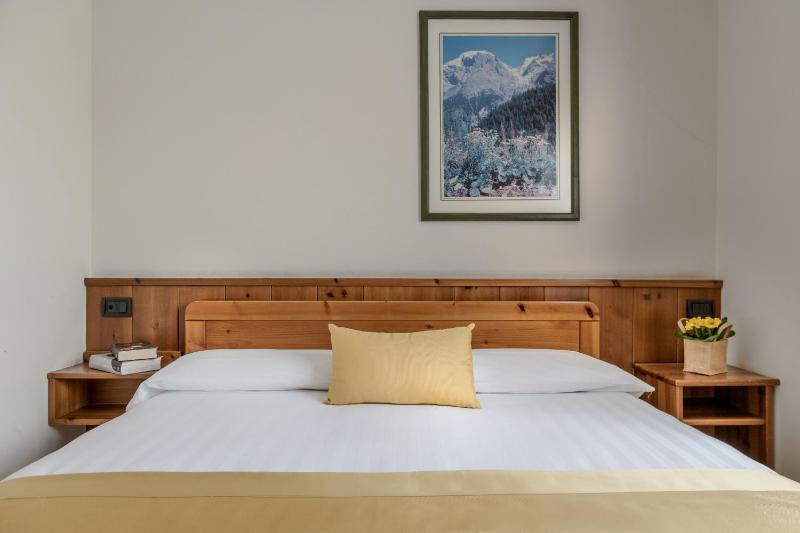 Classic Double Room image 4
