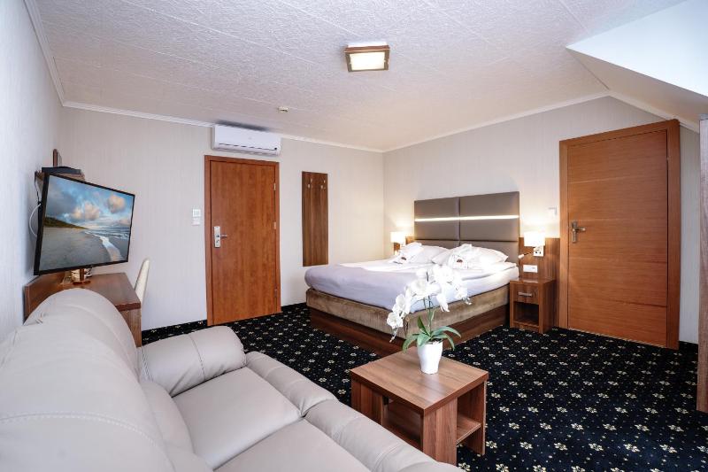 Superior Suite with Balcony image 4