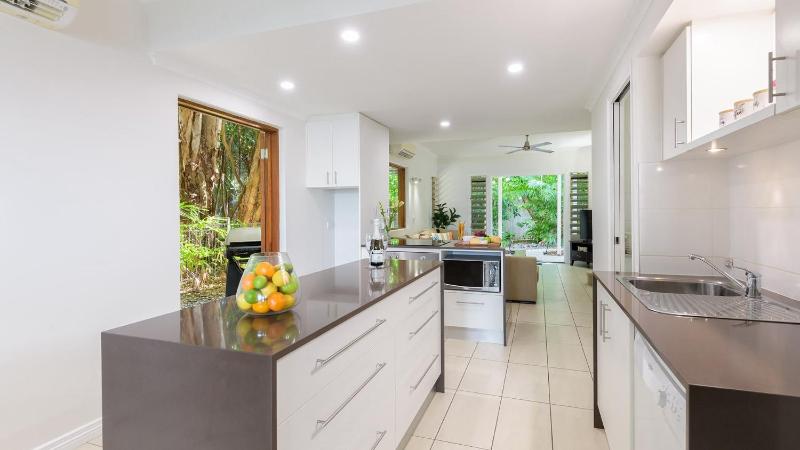 Craven Cottage at Full Moon Terraces - Tropical Queenslander Townhouse - image 5