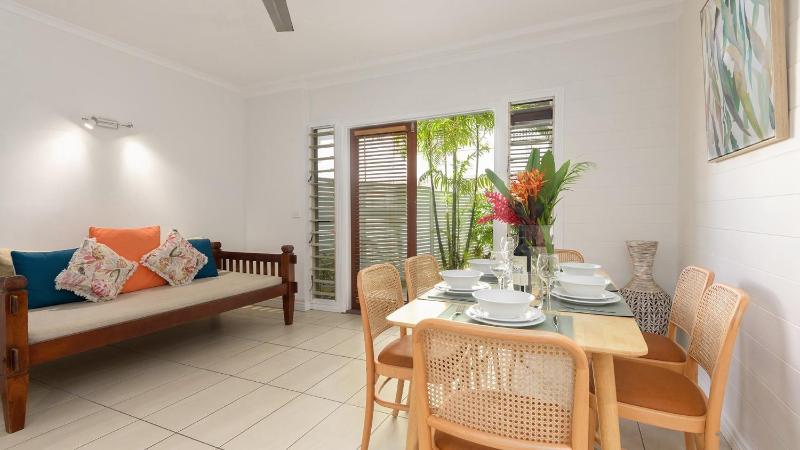 Craven Cottage at Full Moon Terraces - Tropical Queenslander Townhouse - image 10