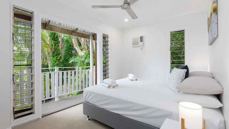 Craven Cottage at Full Moon Terraces - Tropical Queenslander Townhouse - image 7