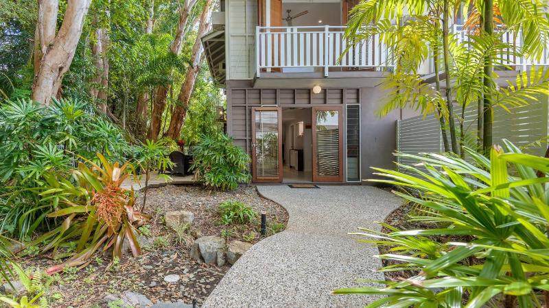 Craven Cottage at Full Moon Terraces - Tropical Queenslander Townhouse - image 9
