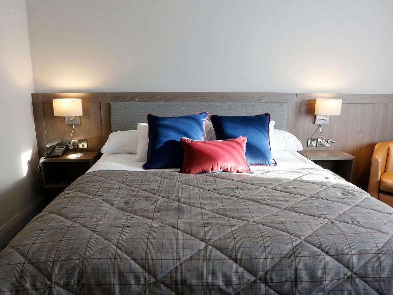 Double or Twin Room image 3