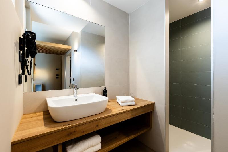 Deluxe Double or Twin Room with Balcony image 1
