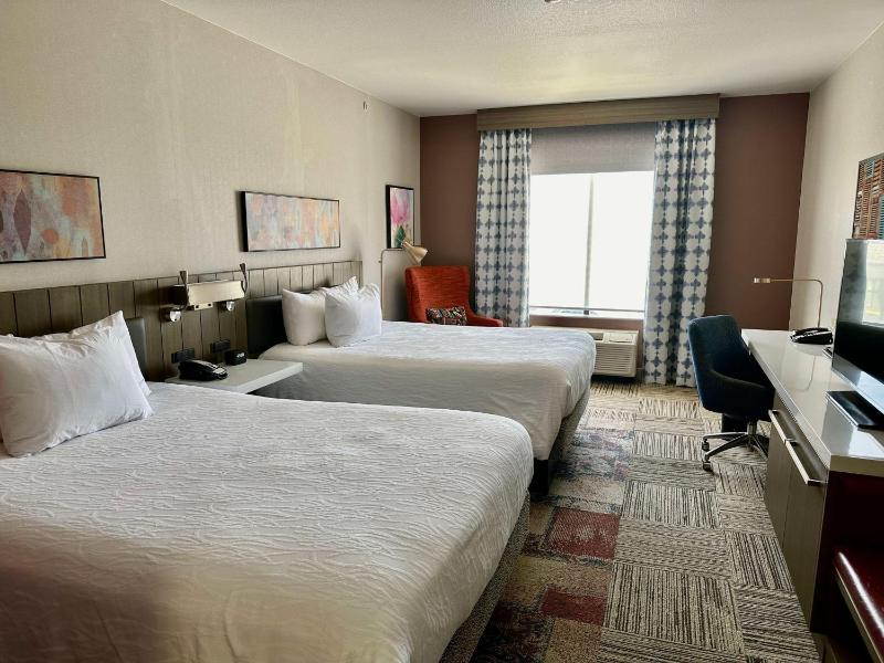 Queen Room with Two Queen Beds image 4