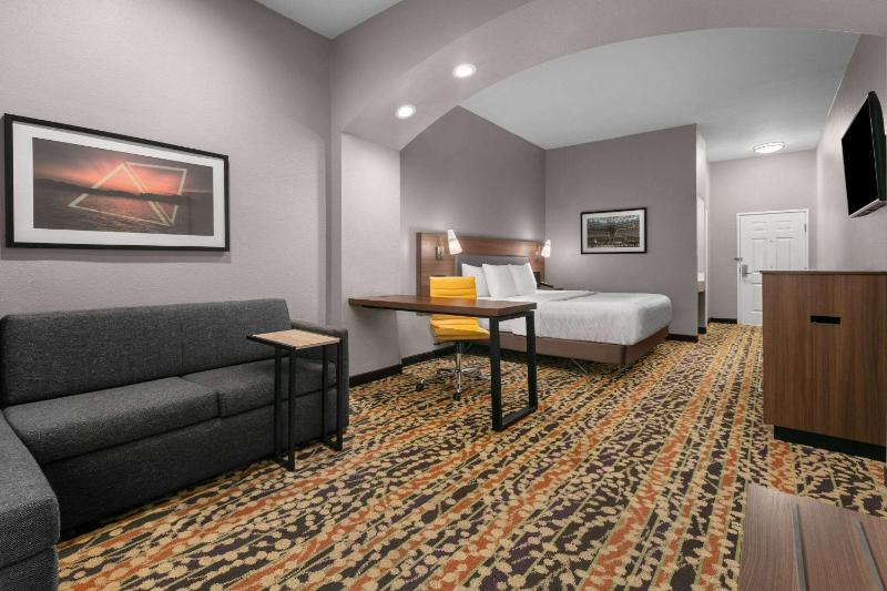 King Room with Bath Tub - Mobility Accessible/Non-Smoking image 1