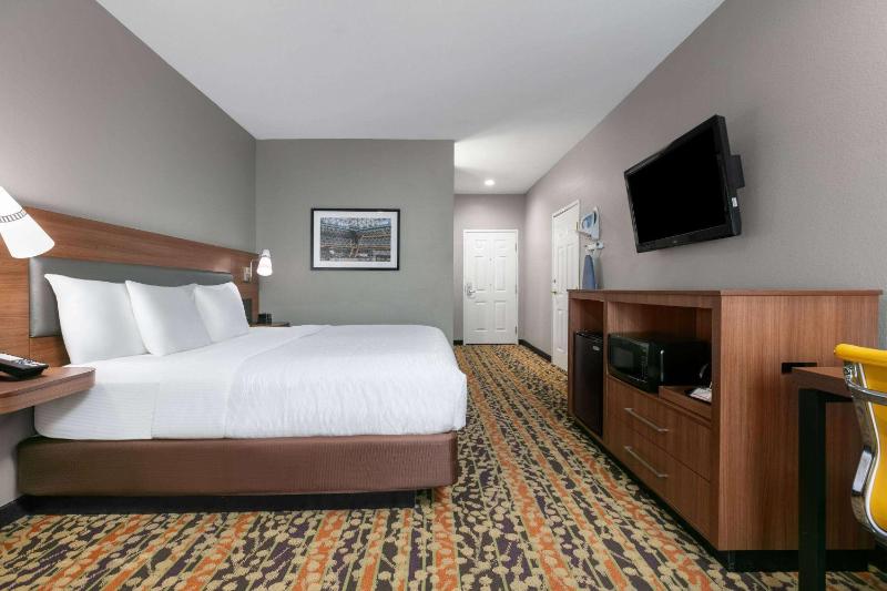 Deluxe King Room image 1