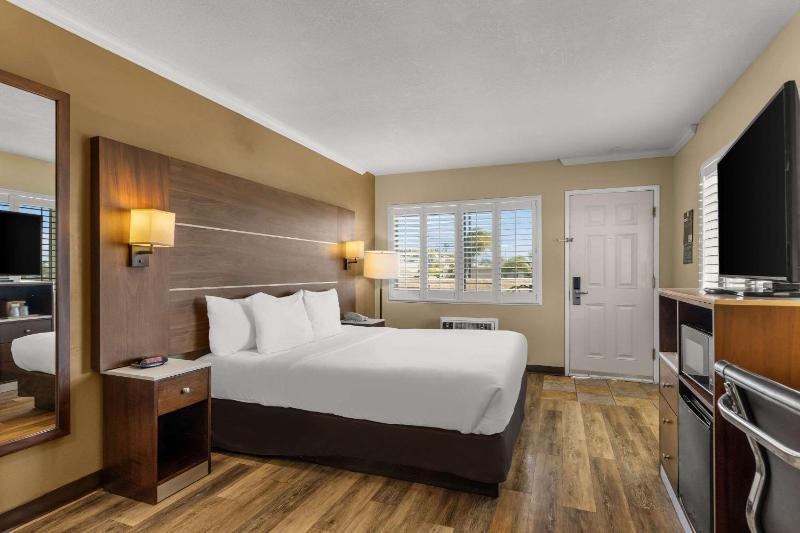 Comfort Inn San Diego Airport At The Harbor - image 7