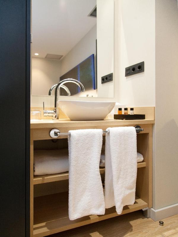 Comfort Double or Twin Room with Balcony image 4