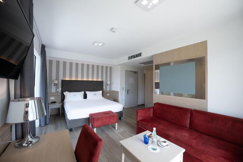 Deluxe Triple Room with Lake View and Double Balcony image 1