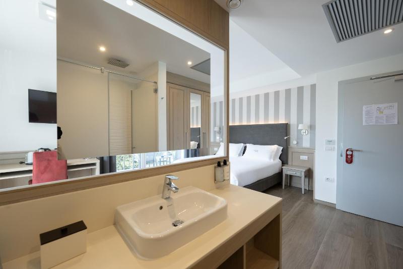 Deluxe Triple Room with Lake View and Double Balcony image 4
