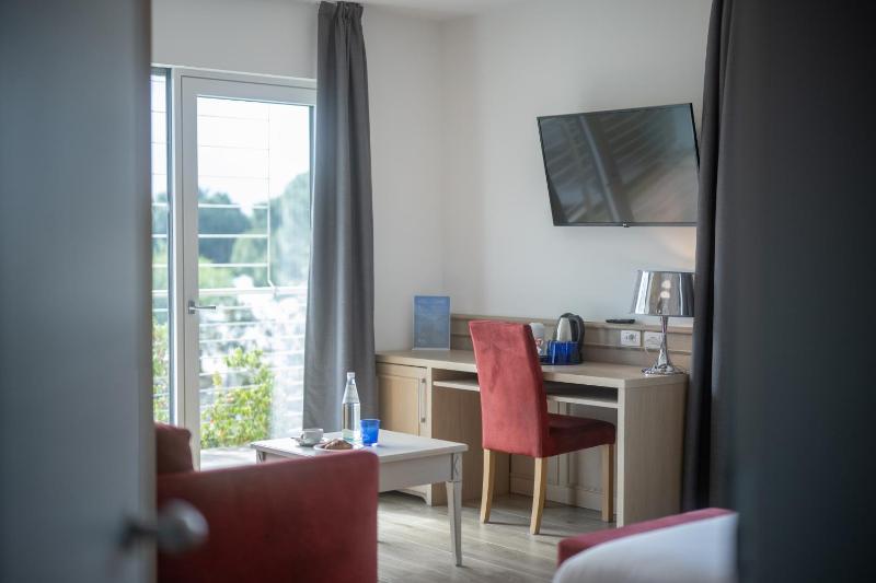 Deluxe Triple Room with Lake View and Double Balcony image 2