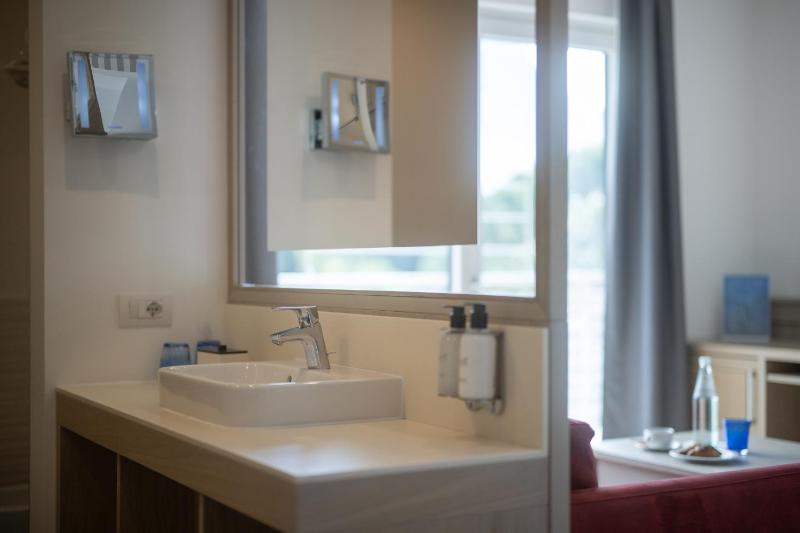 Deluxe Triple Room with Lake View and Double Balcony image 3
