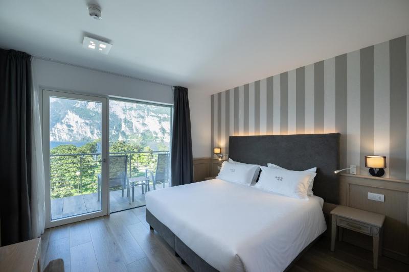 Deluxe Double Room with Lake View and Balcony image 1