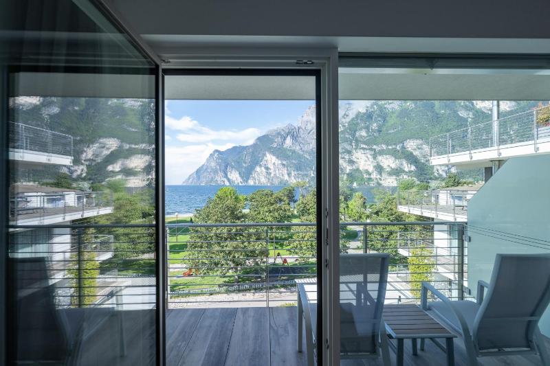 Deluxe Double Room with Lake View and Balcony image 4