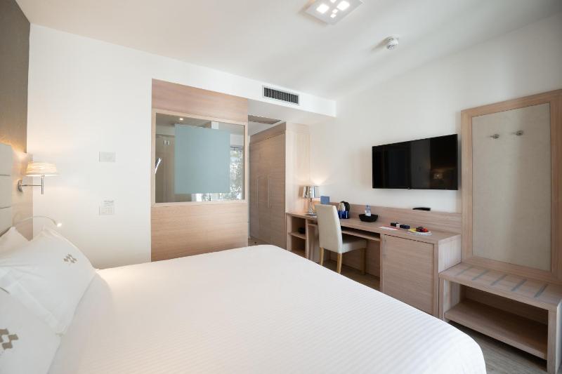 Comfort Double Room with Partial Lake View and Balcony image 4
