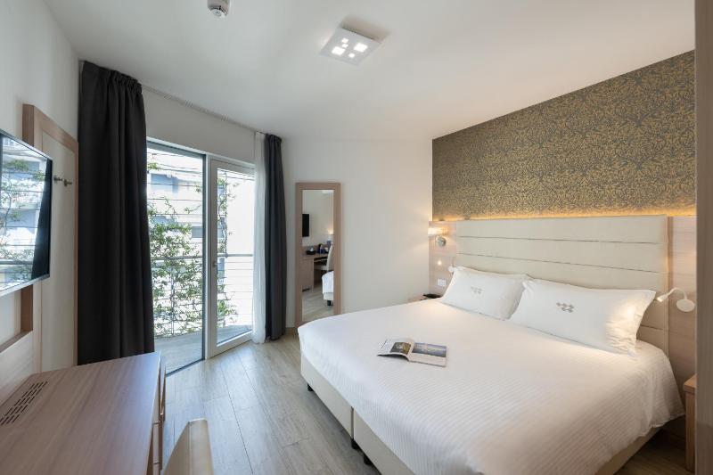 Comfort Double Room with Partial Lake View and Balcony image 3