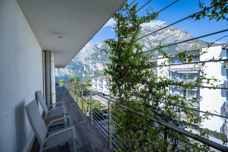 Comfort Double Room with Partial Lake View and Balcony image 1