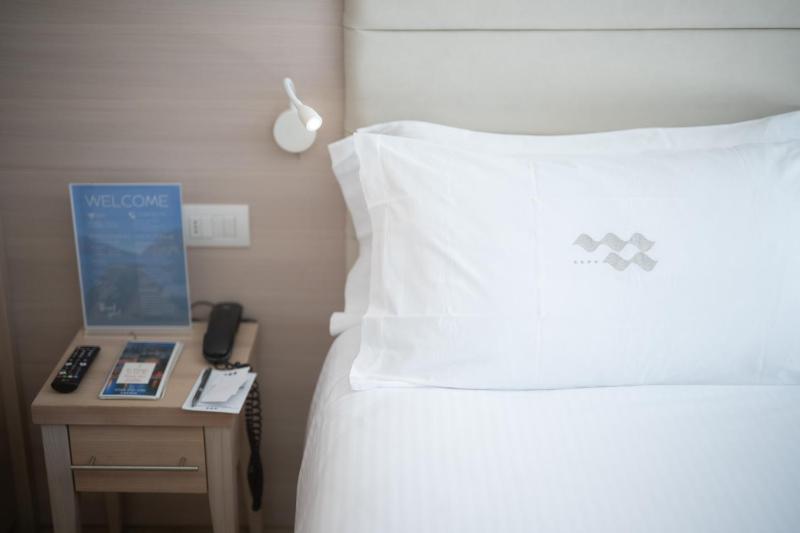Standard Double Room with Lateral Lake View  image 4