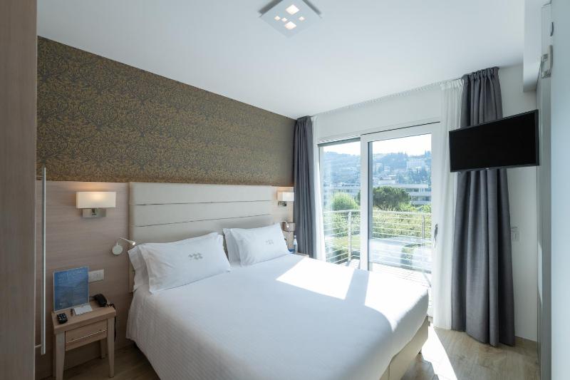 Standard Double Room with Lateral Lake View  image 1