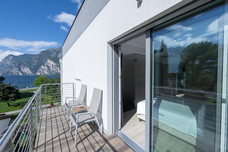 Standard Double Room with Lateral Lake View  image 3