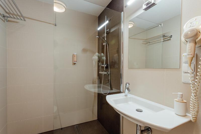 Standard Double or Twin Room image 3