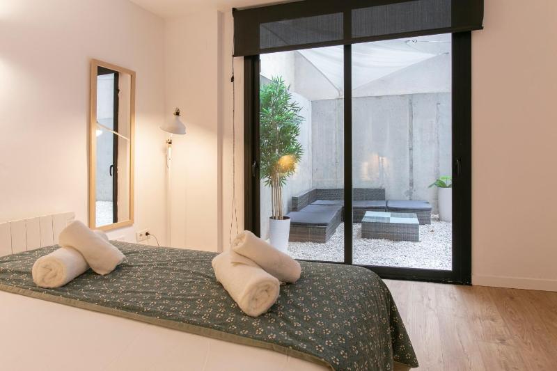 Chic and Modern Apartments in Gracia - image 12