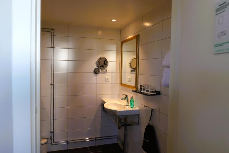 Twin Room image 3
