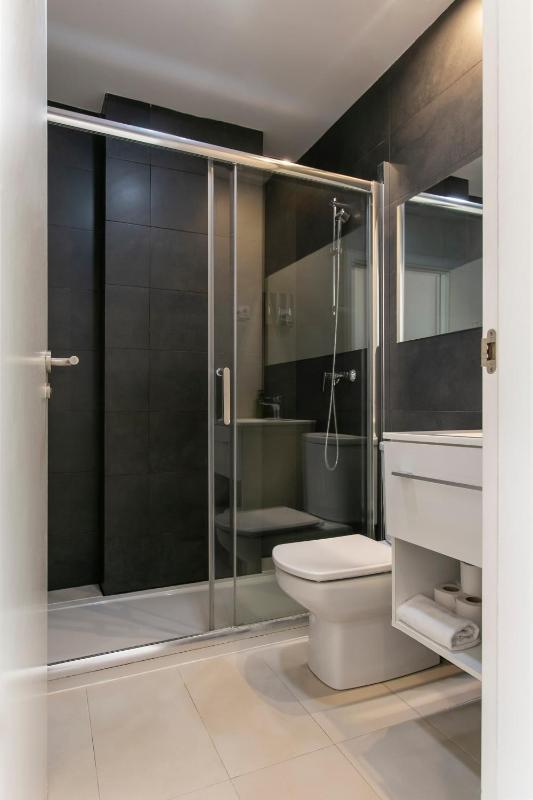 Chic and Modern Apartments in Gracia - image 6