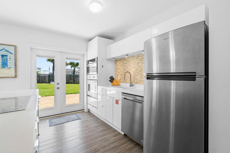Island Beach Bungalow - image 37